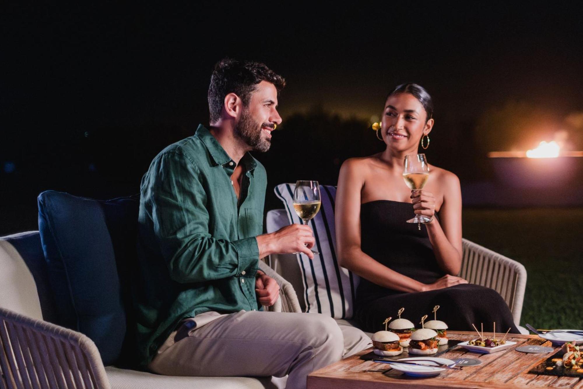 Hotel Paracas, A Luxury Collection Resort, Паракас Екстериор снимка A couple dining at the resort