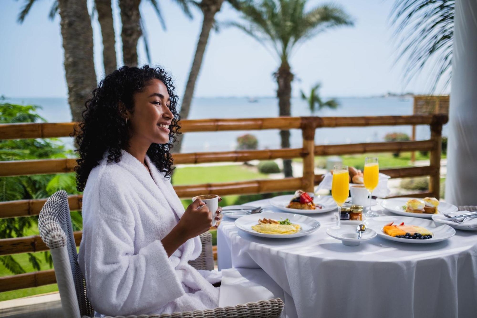Hotel Paracas, A Luxury Collection Resort, Паракас Екстериор снимка A woman wearing a bathrobe