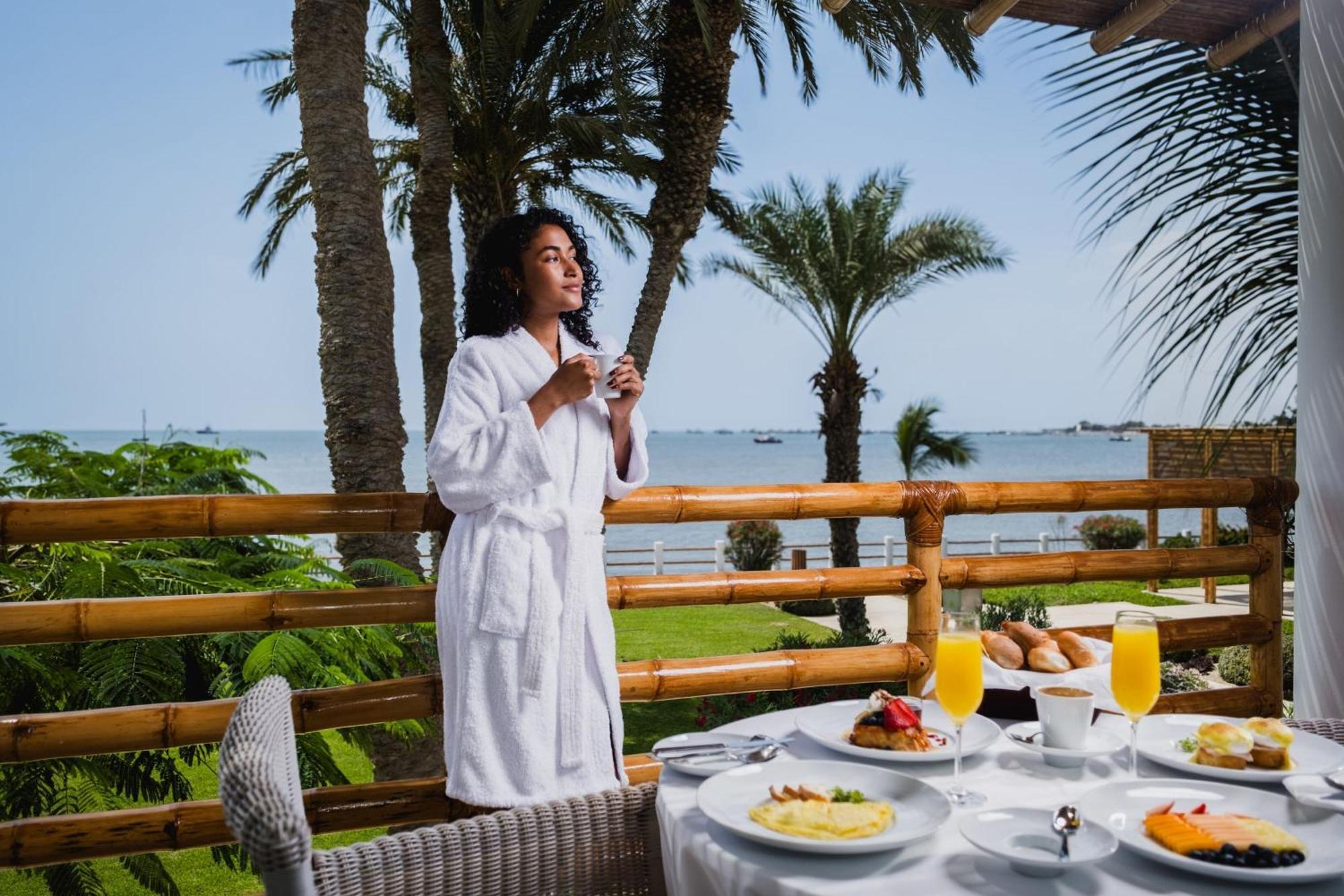 Hotel Paracas, A Luxury Collection Resort, Паракас Екстериор снимка A woman wearing a bathrobe